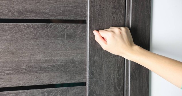Apartman Kapısı Ses Yalıtımı 2026: Akustik Panel ve Fitil Sistemleri